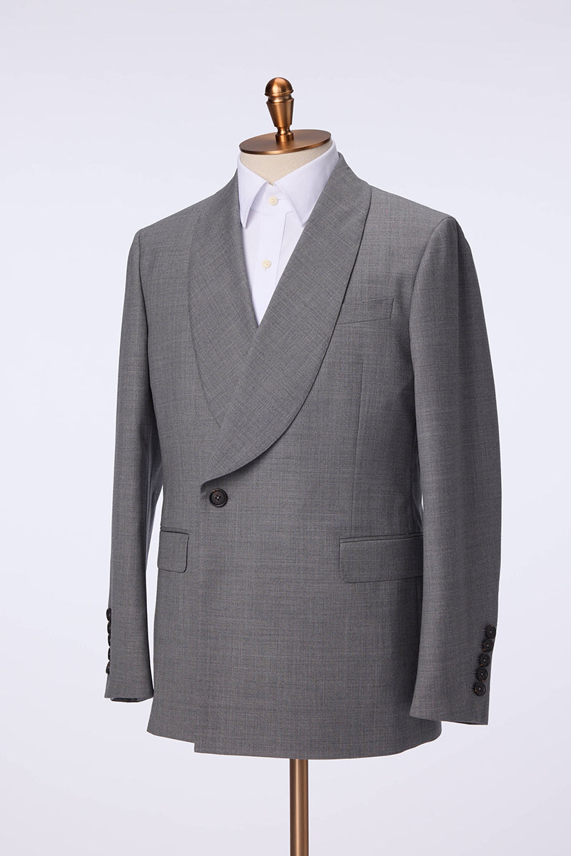 Men's light gray wool blazer with shawl lapel, single-button closure, and flap pockets displayed on a mannequin stand – formal blazer for business attire, weddings, and upscale eventsMen's light gray wool blazer with shawl lapel, single-button closure, and flap pockets displayed on a mannequin stand – formal blazer for business attire, weddings, and upscale events.
